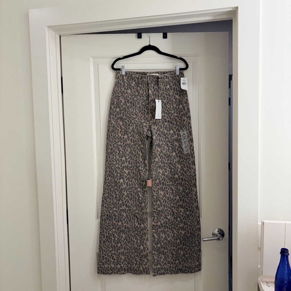 NWT Hidden “Happi” leopard wide leg jeans from Buckle